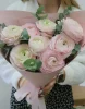 Букет ранункулюсов с эвкалиптом