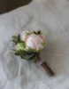 Бутоньерка из кустовой розы
