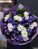 Букет с ирисами и фрезией