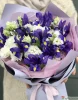 Букет с ирисами и лизиантусом
