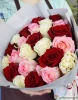 25 разноцветных роз