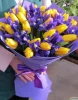 Букет из 12 ирисов и 25 желтых тюльпанов