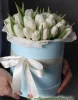 25 белых тюльпанов в шляпной коробке
