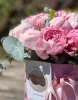 15 пионов с эвкалиптом в шляпной коробке