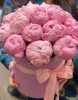15 пионов с эвкалиптом в шляпной коробке