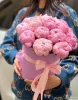 15 пионов с эвкалиптом в шляпной коробке