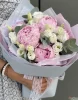 Букет из 5 пионов и эустомы