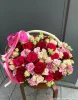 Корзина с розами и лизиантусом
