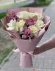 Букет с орхидеями и розой