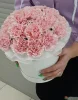 Шляпная коробка с розовой гвоздикой