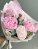 Букет из пионов с эвкалиптом, 5 шт
