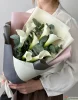 Букет из 7 белых калл с эвкалиптом
