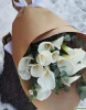 Букет из 15 белых калл с эвкалиптом