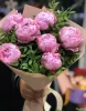 Букет из 7 пионов с зеленью