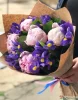 Букет из пионов и ирисов
