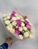Букет с 5 пионами и кустовой розой
